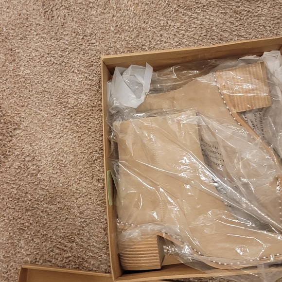 Steve Madden Aquarius Tan Suede 